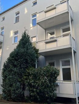 Helle, einfache 3-Raum-Wohnung mit Balkon, Tageslichtbad, Wanne und Abstellraum. Stellplatz möglich - Magdeburg