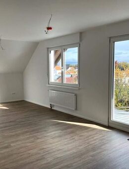 Moderne 3-Zimmer-DG-Wohnung mit EBK und Balkon in ruhiger Lage - Obersüßbach