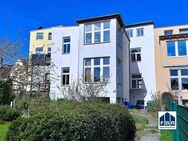 Zwei zusammengelegte Wohnungen mit Veranda und Einbauküche - Schwerin
