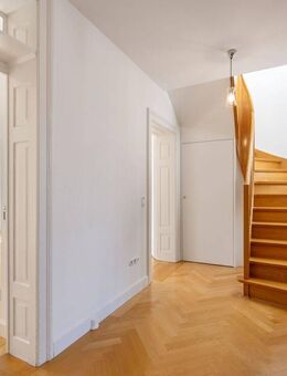 Hinreißende 3-Zimmer-Maisonette in Altbau-Villa mit Blick auf den Schlosskanal - München