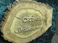 Herzlich Willkommen Schrift ausgesägt u. auf Eichenholzscheibe befestiegt - Trittau