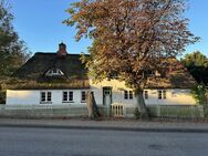 Altes Friesenhaus mit Sanierungsbedarf und Wohnungen im ehemaligen Wirtschaftsgebäude - Sylt