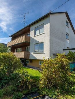 Familienglück und Gartenidylle: Großzügiges 2-Familienhaus mit Garten & Garagen in Villingendorf - Villingendorf