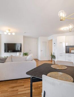 Hochwertige 2-Zimmer-Wohnung mit Weitblick und direktem Zugang zu Einkaufsmöglichkeiten - München