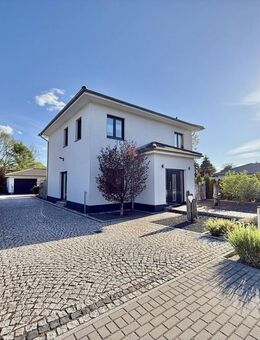 Stilvolle Stadtvilla in bester Lage - 4 Zimmer, überdachte Terrasse, Doppelgarage & Photovoltaik in Sachsenhausen - Oranienburg