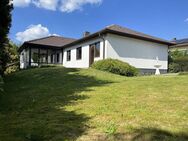 Großzügiges Wohnen auf einer Ebene ! Massivbau Winkelbungalow in Waldrandlage auf Traumgrundstück - Engelsbrand
