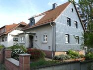 AUMÜLLER-Immobilien - Gemütliches Einfamilienhaus mit großem Garten, Hoffläche und zwei Garagen - Wächtersbach