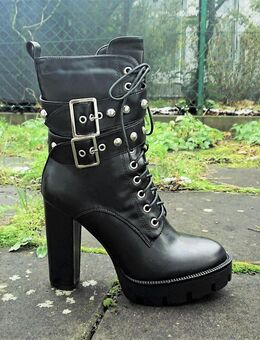 Gr. 36 - 41, High Heels Stiefeletten mit Nieten + Schnallen - Kunstleder schwarz ( Biker style ) - Bruchköbel