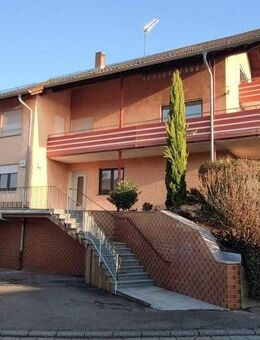 Großzügige 3- Zimmerwohnung - ruhig gelegen in Feldrandnähe mit Garage und PKW Stellplatz - Wiesenbach (Baden-Württemberg)