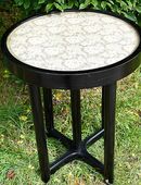 Beistelltisch, Holz, Glasplatte m. floraler Stickerei in grau in 80809