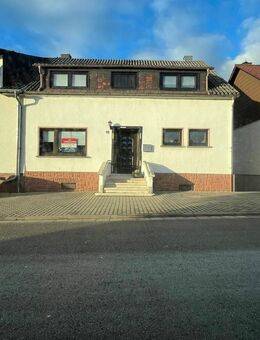 Einseitig angebautes 1 Familienhaus mit Garage und Garten in 66839 Schmelz - Schmelz