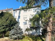 Gepflegtes 4 Familienhaus in ruhiger Lage, mit Balkon, Dachterrasse und 2 Garagen - Esslingen (Neckar)