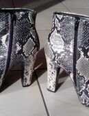 Hohe Stiefeletten mit Schlangenoptik in 68753