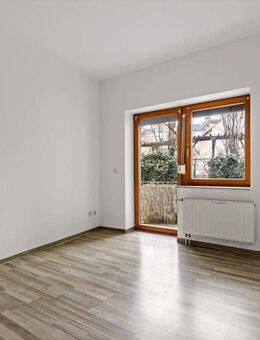 Zentrale 2-Raum-EG-Wohnung mit Balkon und Einbauküche in Weißenfels - Weißenfels