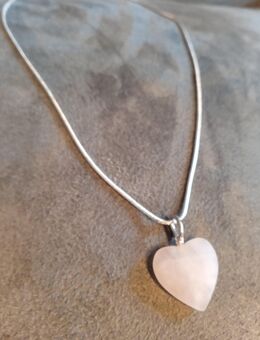 Rosenquarz mattiert Anhänger in Herzform an 42 cm langer 925 Sterlingsilberkette mit Karabinerverschluss - Thaleischweiler-Fröschen