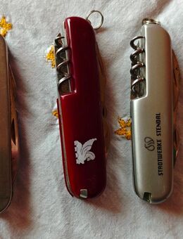 Verschieden Taschenmesser, Flaschenöffner und Schlüsselanhänger - Tangermünde
