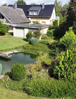 SCHÖNE AUSSICHTEN! Zweifamilienhaus mit Baugrundstück und parkähnlichem Garten im Ortsteil Bad Sassendorf-Ostinghausen! - Bad Sassendorf