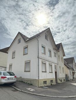 !SANIERUNGSOBJEKT! 2 Familienhaus mit Garage und kleinem Garten. Dachgeschoss ausbaubar. - Villingen-Schwenningen