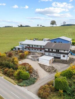 Exklusives Anwesen mit fünf Wohneinheiten! Ihr Wohntraum und renditestarke Kapitalanlage zugleich - Rot (Rot)