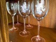 Fünf Weingläser mit rosa Stiel von france Luminarc - Zell (Mosel)