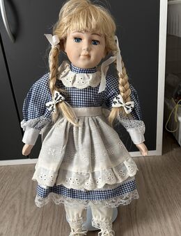 Puppe mit blau weißem Kleid / Porzellankopf & Stoffkörper - Ulm