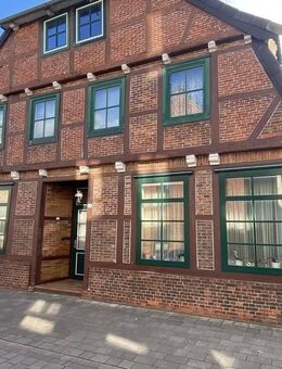 Großes denkmalgeschütztes Mehrgenerationenhaus auf großem Grundstück im Zentrum von Horneburg - Horneburg