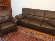 Ledersofa mit einem Sessel und einem Hocker zu verkaufen - Tamm