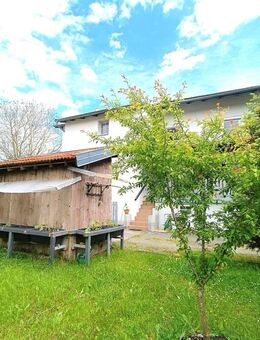 Idyllisch gelegenes Zweifamilienhaus mit separaten Eingängen, Garage, Carport und Garten - Innernzell