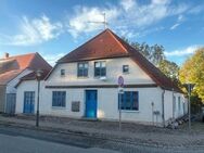 Ein ehemaliges Kapitänshaus wird als teil modernisiertes Mehrfamilienhaus mit großzügigem Grundstück in Garz auf der Insel Rügen verkauft - Garz (Rügen)