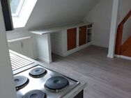 kleines Dachgeschossappartement, Küche, Einbaumöbel, ruhige Nebenstraße, Mietergarten - Oberlungwitz