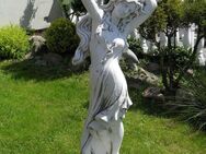 Statuette Frau Arme hoch aus Beton Dekofigur für Haus und Garten - Hergisdorf