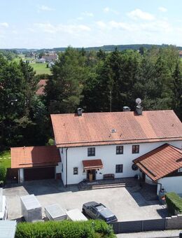 Exklusives Landhaus mit Einliegerwohnung, Gewerbefläche und weitläufigem Grundstück - Egglkofen