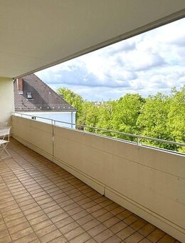 Helle und sonnige Dachgeschosswohnung mit großer Westloggia in München-Obergiesing - München