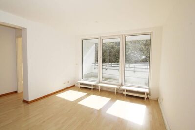 Schöne Wohnung mit Loggia, Blick ins Grüne + 2 TG-Stellplätze