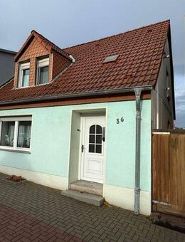 Teilsaniertes Reiheneinfamilienhaus mit Nebeneingang und Garage - Alsleben (Saale)