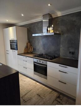 Moderne Gerade Küche im Weib mit Insel - Bunde