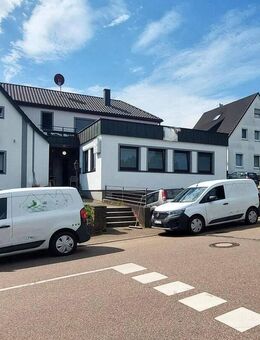 Modernisiertes Mehrfamilienhaus mit vier Wohneinheiten, Garagen und Stellplätze - Gaildorf