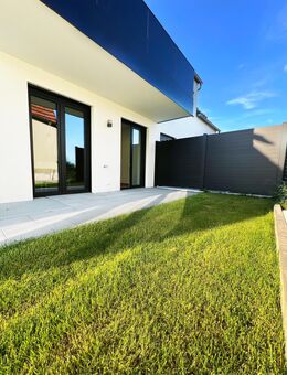 Moderne, energieeffiziente Erdgeschosswohnung mit hochwertiger Küche, 2 Zimmern, Terrasse und Garten - Perfekt zum Entspannen! - Manching