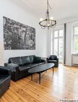 Bezugsfreie, sanierte Altbauwohnung mit 2 Balkonen, Einbauküche und Aufzug - Berlin