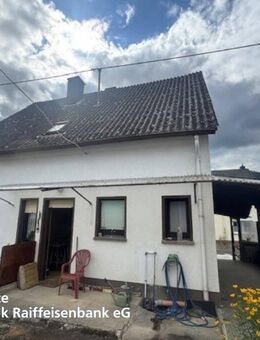 Solides, renovierungsbedürftiges Haus mit Garage - Wintrich