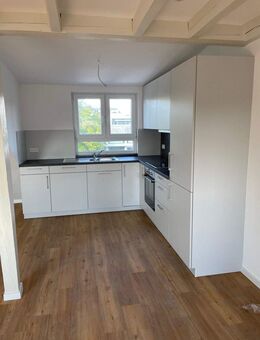 sanierte 2-Zimmer-DG-Wohnung in guter Lage von Winnenden Einzelgarage, Stellplatz, Küche, ab Feb. 26 - Winnenden