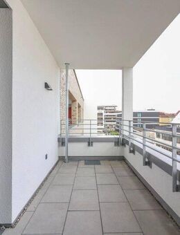 *ERSTBEZUG* Lichtdurchflutete Eleganz mit hochwertiger Küche und großer Loggia - Neu Ulm
