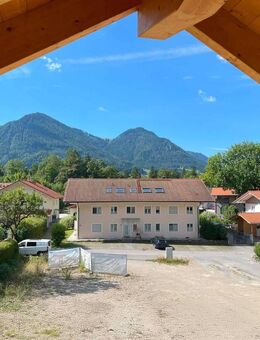 Herrliche Dachgeschosswohnung mit zwei Balkonen in sonniger Lage - Ruhpolding