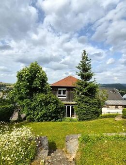 Mehrfamilienhaus mit drei Wohneinheiten, Garagen, Garten, Streuobstwiese/Koppel und Mega-Fernblick! - Ollmuth