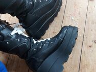 Verschiedene lack leder Stiefel sneaker boots getragen von W18 - Koblenz