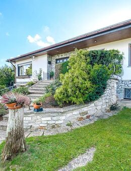 Bungalow-Stil in Feldrandlage: zwei Garagen, Stellplätze, Garten & sonniges Grundstück in Usingen-OT - Usingen