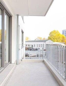 Lichtdurchflutete Etagenwohnung mit großzügigem Balkon und moderner Einbauküche zum Wohlfühlen - Frankfurt (Main)