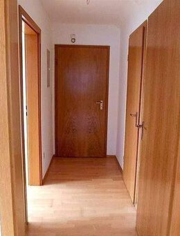 Geräumige, renovierte 2-Zimmer-Dachgeschosswohnung mit separater Küche in Nürnberg-Fischbach - Nürnberg