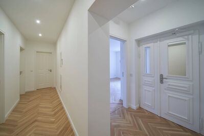 Energieeffizienz & sanierter Altbau - 3-Raum-WE mit Süd-West-Balkon, Stuck, Fliesen, Parkett, Aufzug