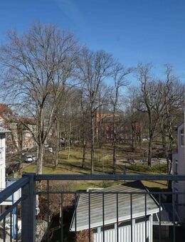 Gemütliche 3-Raum-Balkon-Wohnung mit Blick auf den Schlobig-Park - Zwickau